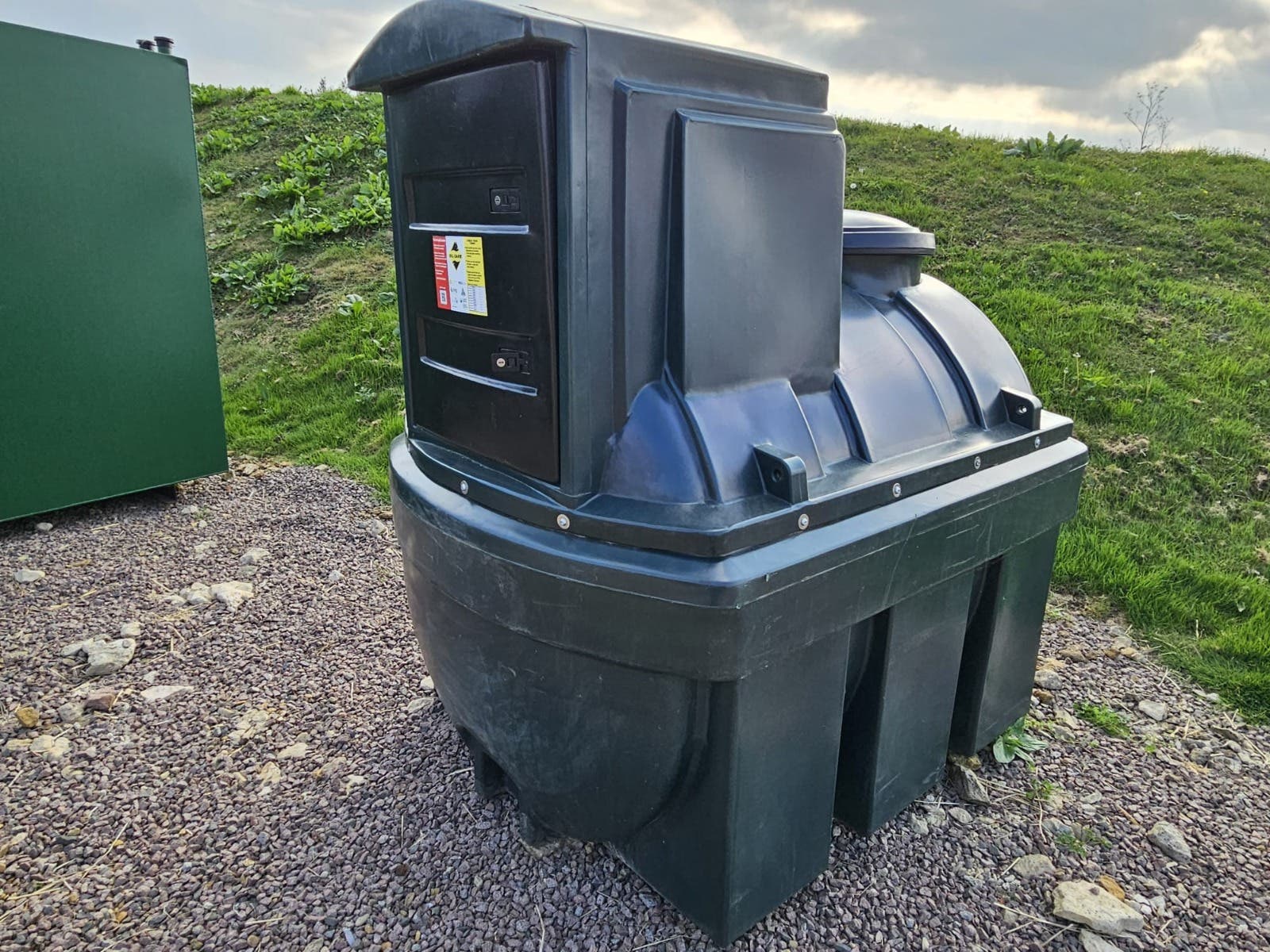 1,300 Litre Plastic Bunded Diesel Fuel Station Tungsten Standard with Dispenser Pump and Hose